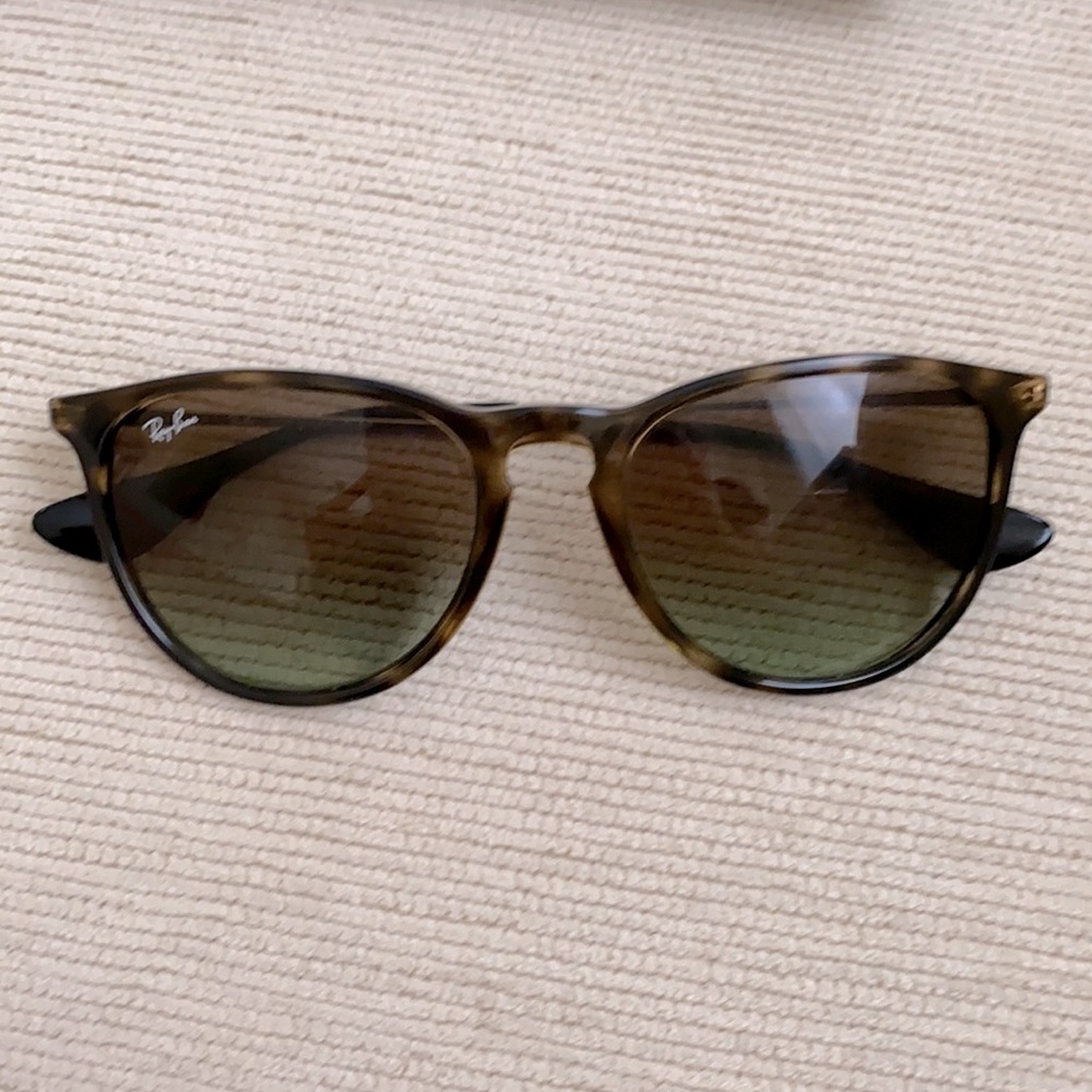 Tortoise shell Ray-Bans